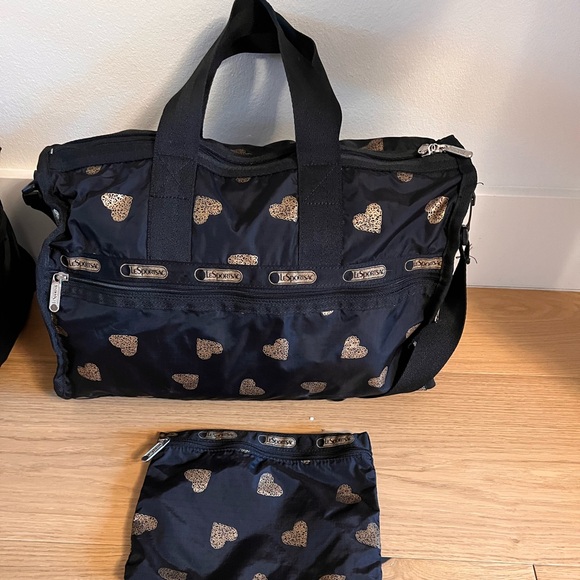 Medium LeSportsac Weekender black with gold hearts - Picture 1 of 2